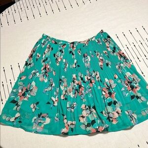 Elle Green Pleated  Floral Skater Mini Skirt.  Size 8